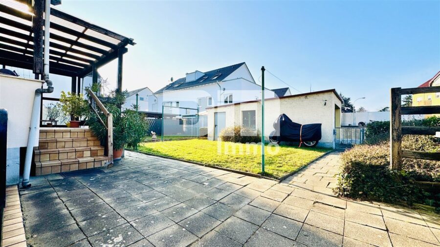 Kompakte Dreizimmer DG Wohnung in gepflegtem Dreifamilienhaus in gesuchter Lage - Gemeinschaftsgartenbereich / Optional Stellplatz